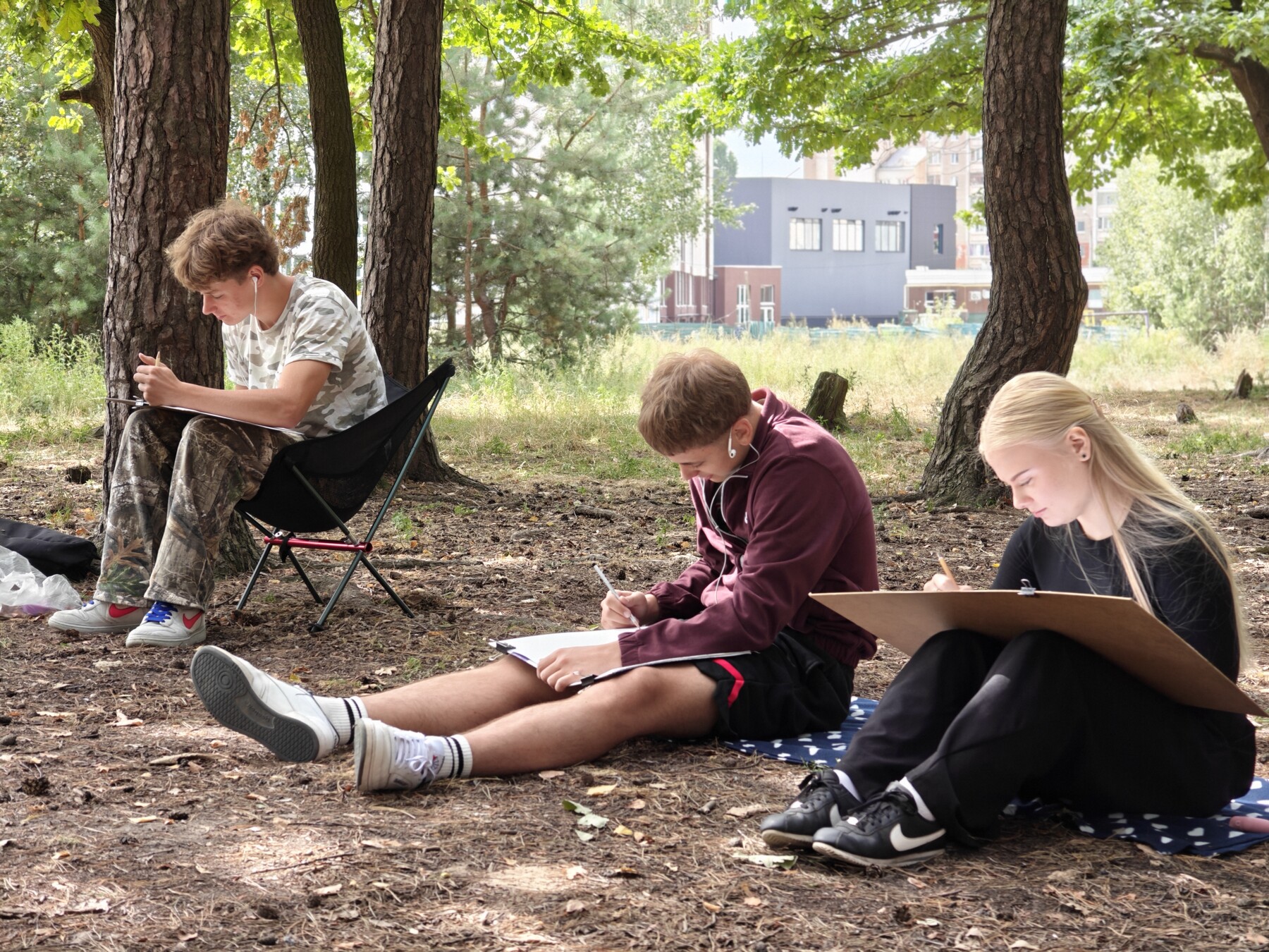 Students drawing at Khudozhka studio