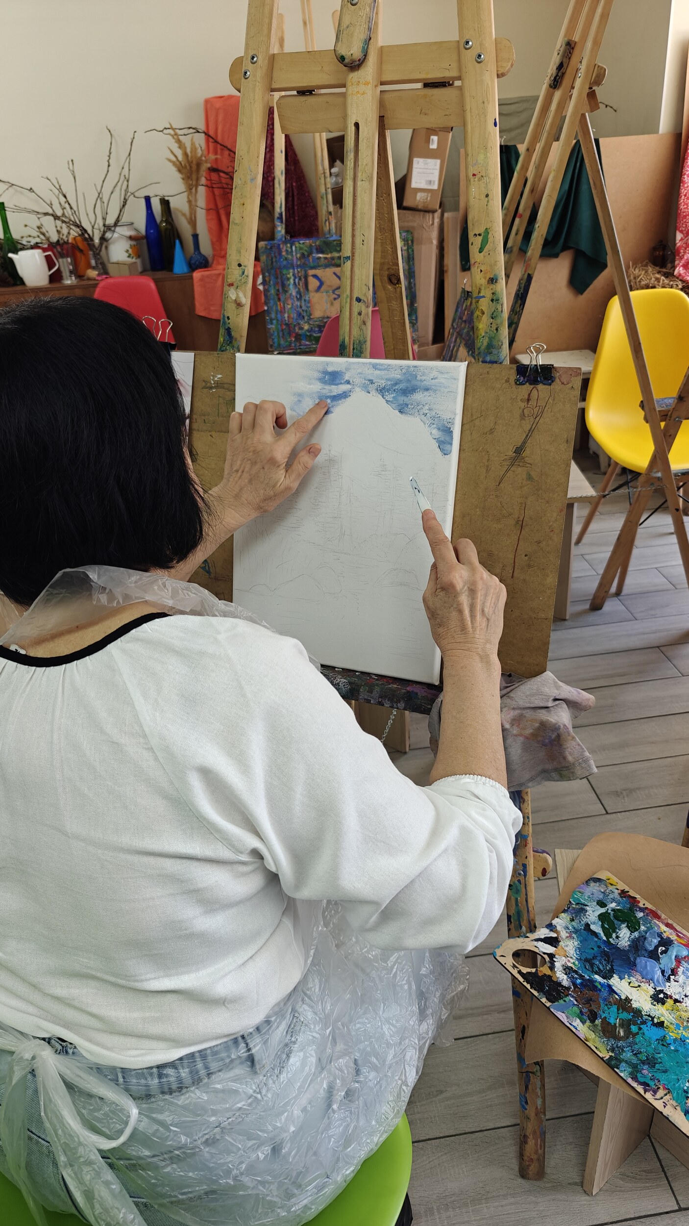 Painting class at Khudozhka studio